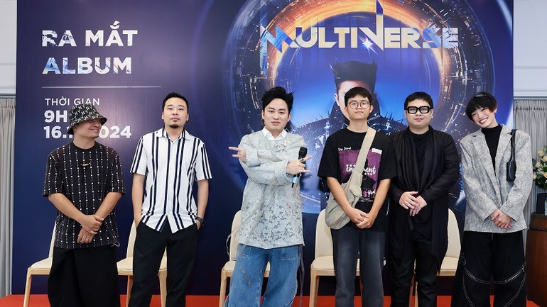 Những cộng sự cùng Tùng Dương làm nên "Đa vũ trụ". (Ảnh: Mạnh Nguyễn)