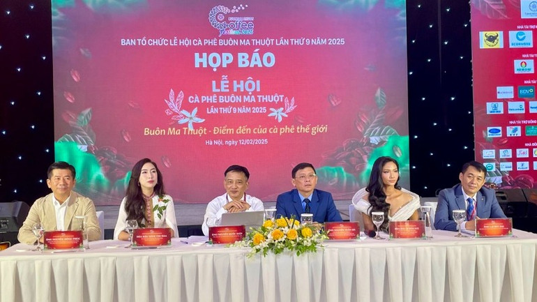 Đại diện Ban tổ chức chia sẻ các thông tin về Lễ hội.