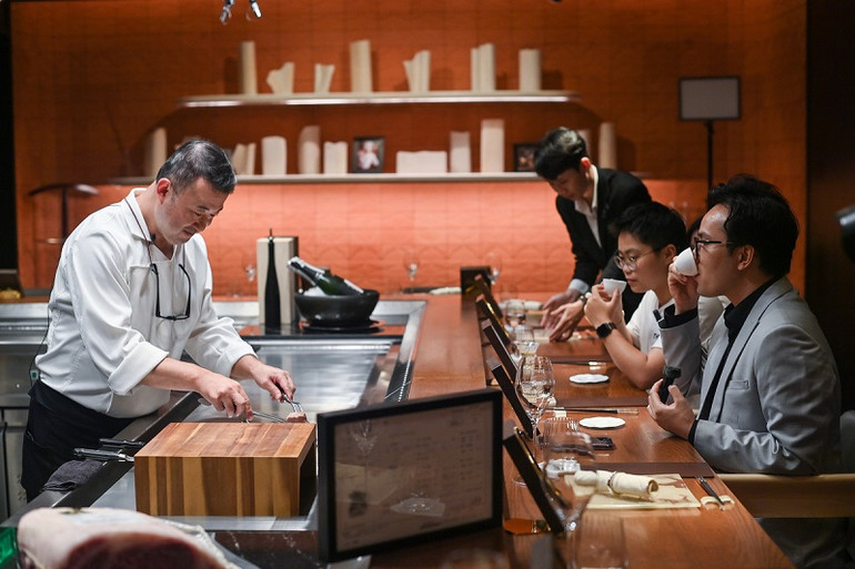 Các set ăn tại Hibana by Koki không được nấu trước mà chỉ khi thực khách xác nhận mới được tiến hành. (Ảnh: Giang Huy) Các set ăn tại Hibana by Koki không được nấu trước mà chỉ khi thực khách xác nhận mới được tiến hành. (Ảnh: Giang Huy)