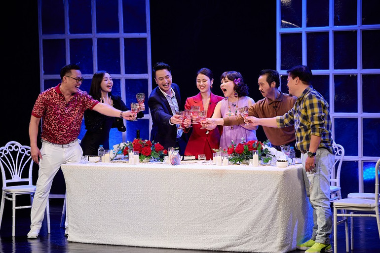 Câu chuyện kịch bắt đầu từ buổi tiệc tân gia tưởng chừng vui vẻ. (Ảnh: Nhà hát Tuổi trẻ)