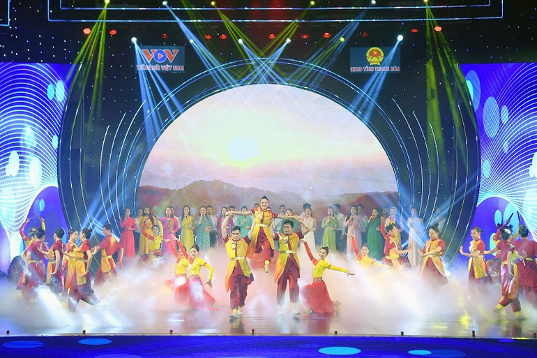 Một tiết mục biểu diễn nghệ thuật trong Lễ khai mạc Liên hoan. (Ảnh: HÀ PHƯƠNG)