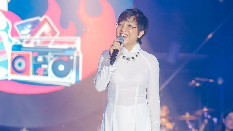 MC Thảo Vân gây bất ngờ với giọng hát đẹp cùng phong cách biểu diễn chuyên nghiệp. MC Thảo Vân gây bất ngờ với giọng hát đẹp cùng phong cách biểu diễn chuyên nghiệp.