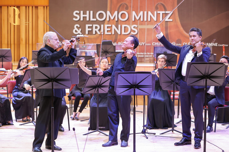 Màn kết hợp ấn tượng của Shlomo Mintz cùng hai nghệ sĩ vĩ cầm nổi tiếng Việt Nam là Bùi Công Duy và Chương Vũ. (Ảnh: HÒA NGUYỄN) Màn kết hợp ấn tượng của Shlomo Mintz cùng hai nghệ sĩ vĩ cầm nổi tiếng Việt Nam là Bùi Công Duy và Chương Vũ. (Ảnh: HÒA NGUYỄN)