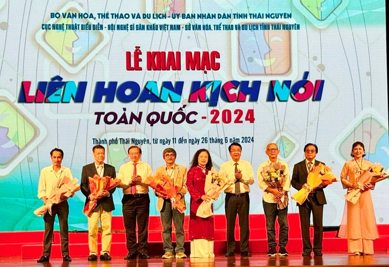 Đại diện Ban tổ chức tặng hoa Hội đồng nghệ thuật Liên hoan. (Ảnh: Ban tổ chức)