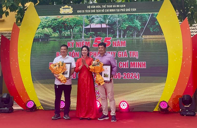 Trao Giải Nhất Cuộc thi nhiếp ảnh “Vẻ đẹp Khu Di tích Chủ tịch Hồ Chí Minh tại Phủ Chủ tịch”. (Ảnh: TRANG ANH)