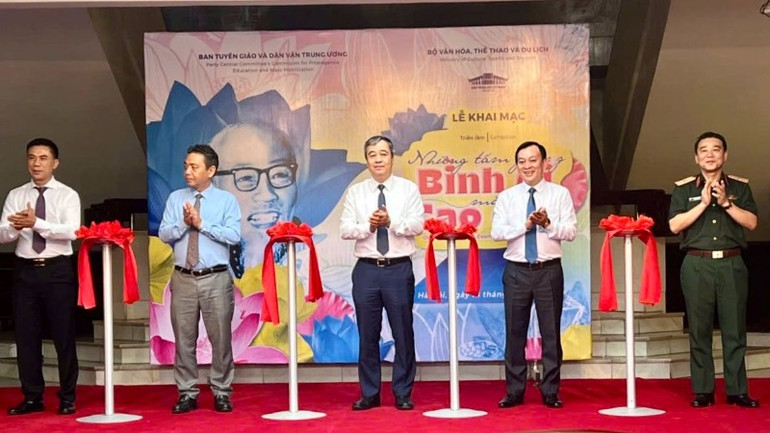 Các đại biểu cắt băng khai mạc Triển lãm.