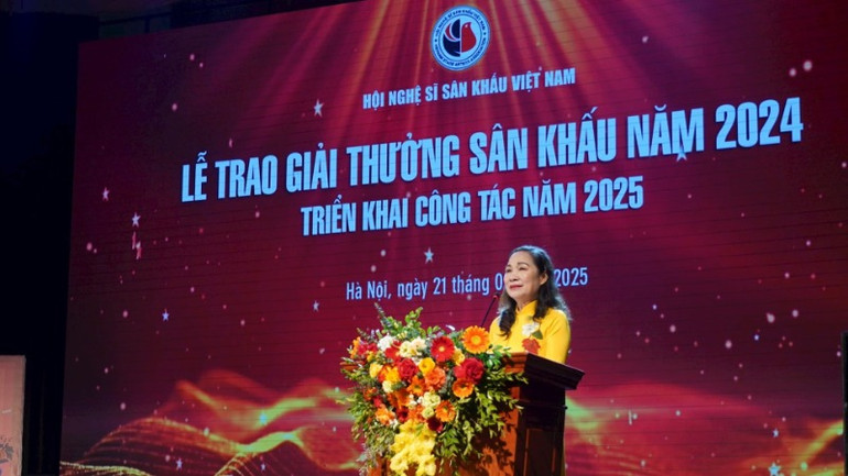 Nghệ sĩ Nhân dân Trịnh Thúy Mùi phát biểu. (Ảnh: QUỲNH ANH)