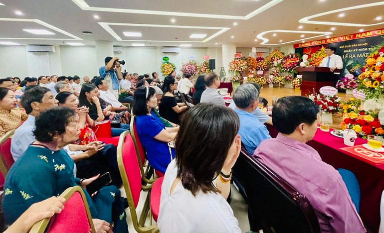 Lễ ra mắt sách thu hút sự quan tâm của đông đảo bạn đọc.