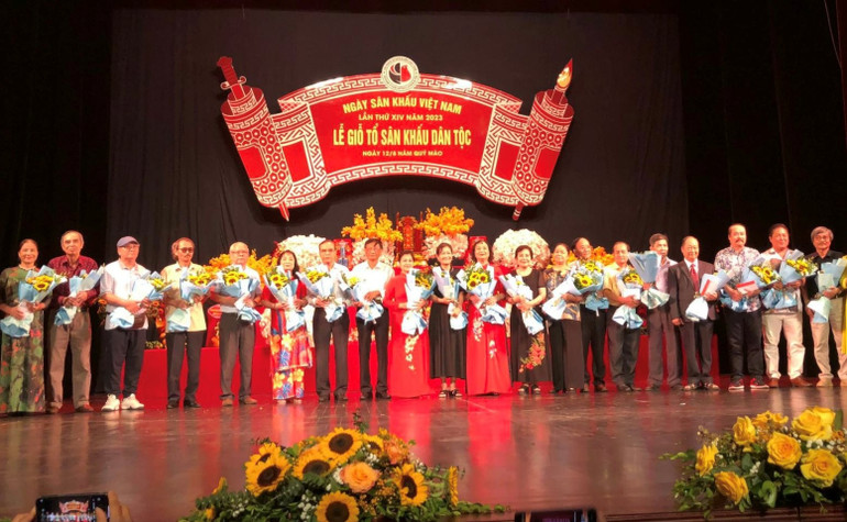 Tôn vinh các nghệ sĩ được tặng Giải thưởng Hồ Chí Minh, Giải thưởng Nhà nước về văn học, nghệ thuật và tặng quà các hội viên cao tuổi.