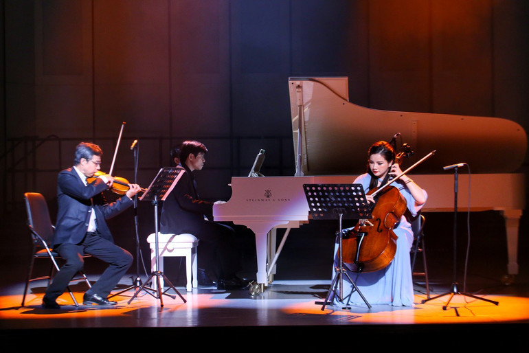 Các nghệ sĩ thể hiện tác phẩm "Kể chuyện sông Hồng" (sáng tác: Huy Du). (Ảnh: Tuấn Đức)