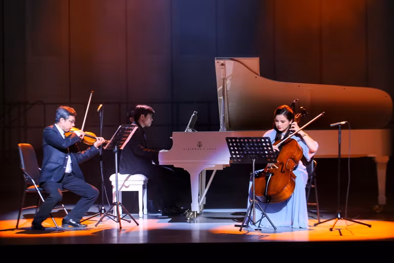 Các nghệ sĩ thể hiện tác phẩm "Kể chuyện sông Hồng" (sáng tác: Huy Du). (Ảnh: Tuấn Đức) Các nghệ sĩ thể hiện tác phẩm "Kể chuyện sông Hồng" (sáng tác: Huy Du). (Ảnh: Tuấn Đức)