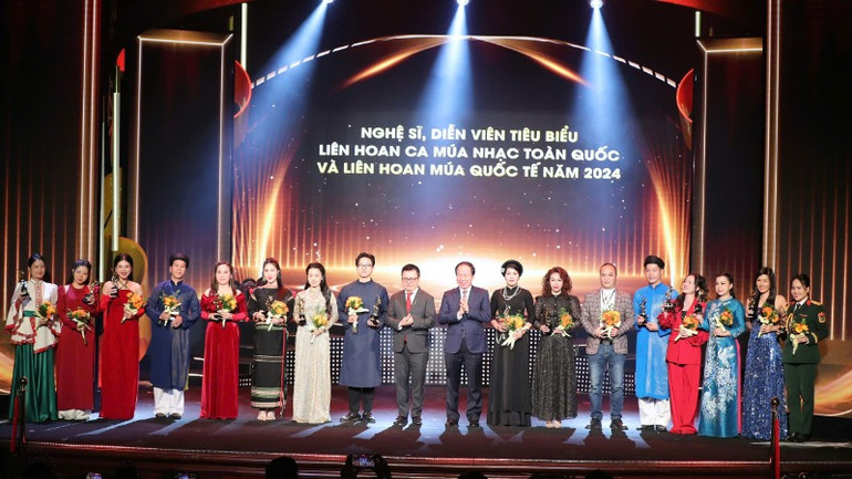 Vinh danh các nghệ sĩ, diễn viên tiêu biểu Liên hoan Ca múa nhạc toàn quốc và Liên hoan Múa quốc tế năm 2024. (Ảnh: TRẦN HUẤN) Vinh danh các nghệ sĩ, diễn viên tiêu biểu Liên hoan Ca múa nhạc toàn quốc và Liên hoan Múa quốc tế năm 2024. (Ảnh: TRẦN HUẤN)