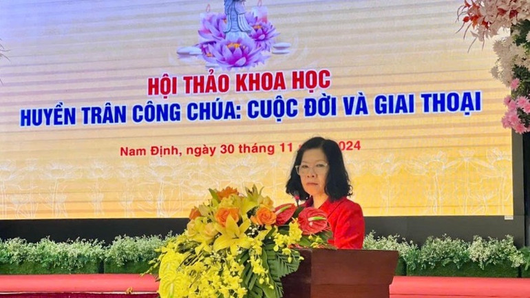 Phó Giáo sư, Tiến sĩ Nguyễn Thị Phương Chi trình bày tham luận tại Hội thảo.