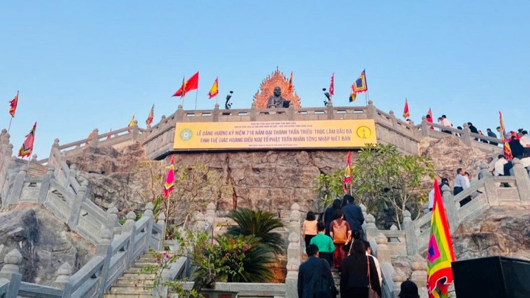 Các đại biểu tham quan và dâng hương tại di tích lịch sử văn hóa chùa Hổ Sơn.