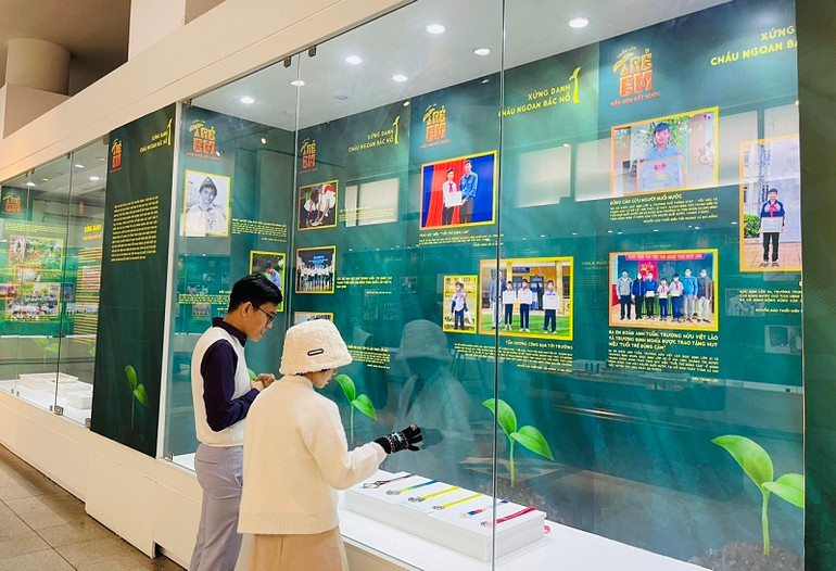 Công chúng tham quan trưng bày chuyên đề "Trẻ em - Mầm non đất nước".