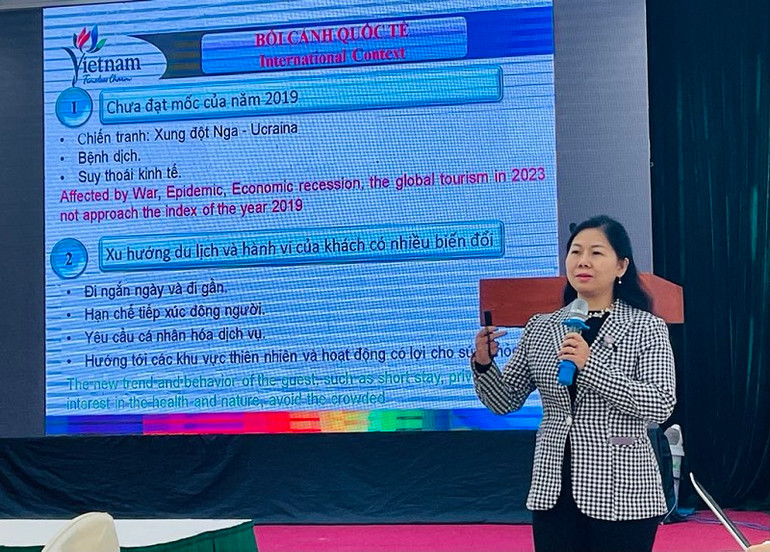 Phó Trưởng phòng Quản lý lưu trú du lịch (Cục Du lịch Quốc gia Việt Nam) Nguyễn Thanh Bình trình bày tham luận. Phó Trưởng phòng Quản lý lưu trú du lịch (Cục Du lịch Quốc gia Việt Nam) Nguyễn Thanh Bình trình bày tham luận.