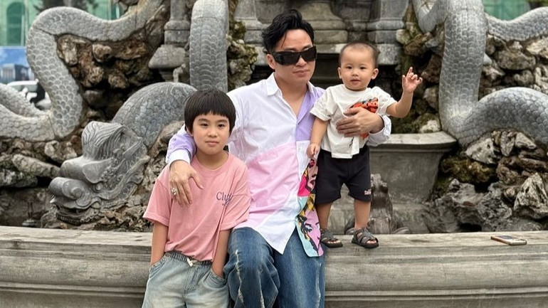 Ca sĩ Tùng Dương cùng hai con trai Voi và Sóc.