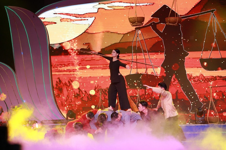 Hoạt cảnh thơ múa "Một đời gồng gánh". (Ảnh: Ban tổ chức) Hoạt cảnh thơ múa "Một đời gồng gánh". (Ảnh: Ban tổ chức)