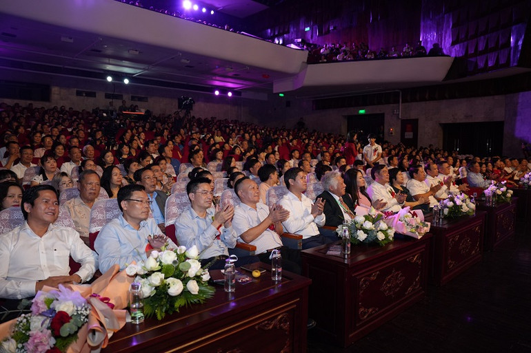 Các đại biểu và đông đảo khán giả Thủ đô tham dự chương trình. (Ảnh: Ban tổ chức) Các đại biểu và đông đảo khán giả Thủ đô tham dự chương trình. (Ảnh: Ban tổ chức)