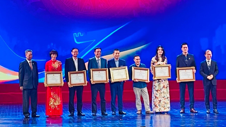 Khen thưởng các đơn vị có thành tích xuất sắc hưởng ứng tích cực Cuộc vận động "Xây dựng văn hóa doanh nghiệp Việt Nam".