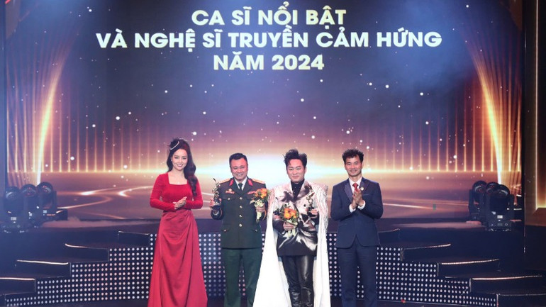 Vinh danh ca sĩ nổi bật và nghệ sĩ truyền cảm hứng năm 2024. (Ảnh: TRẦN HUẤN) Vinh danh ca sĩ nổi bật và nghệ sĩ truyền cảm hứng năm 2024. (Ảnh: TRẦN HUẤN)