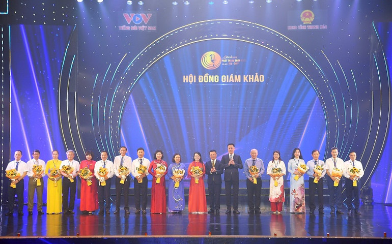 Tặng hoa Hội đồng giám khảo các tiểu ban. (Ảnh: HÀ PHƯƠNG)