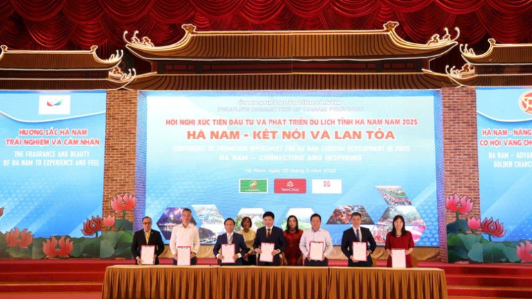 Ký kết Thỏa thuận hợp tác phát triển du lịch giữa tỉnh Hà Nam với các đối tác. Ký kết Thỏa thuận hợp tác phát triển du lịch giữa tỉnh Hà Nam với các đối tác.