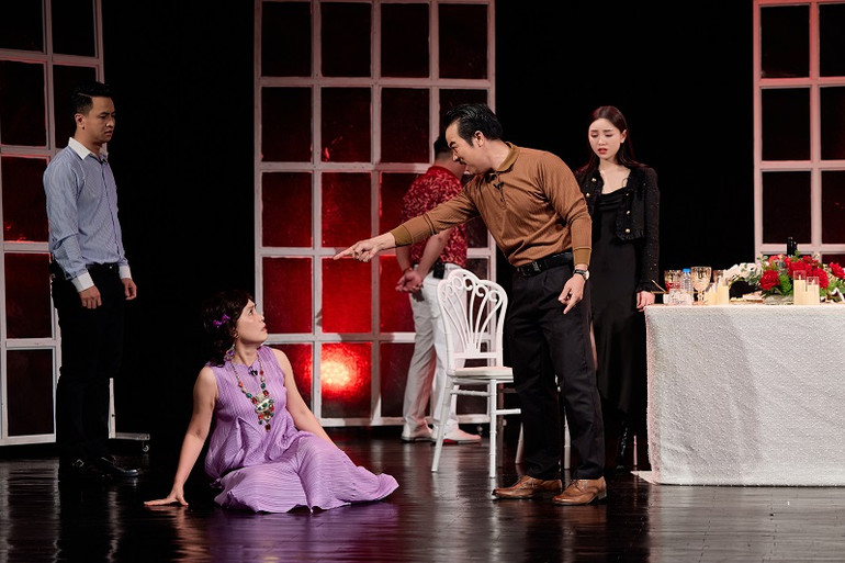 Bí mật bị vén màn kéo theo những niềm đau. (Ảnh: Nhà hát Tuổi trẻ)