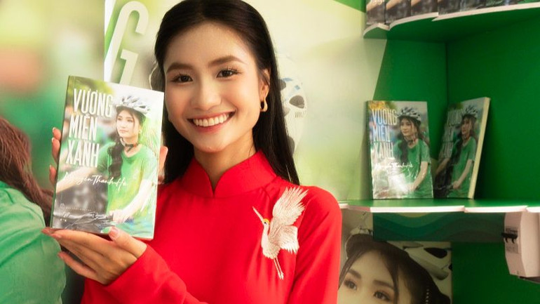 Hoa hậu Nguyễn Thanh Hà và cuốn sách đầu tay "Vương miện xanh".