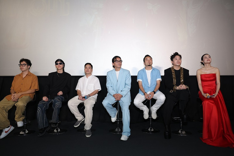 Ê-kip thực hiện chia sẻ tại lễ ra mắt MV.