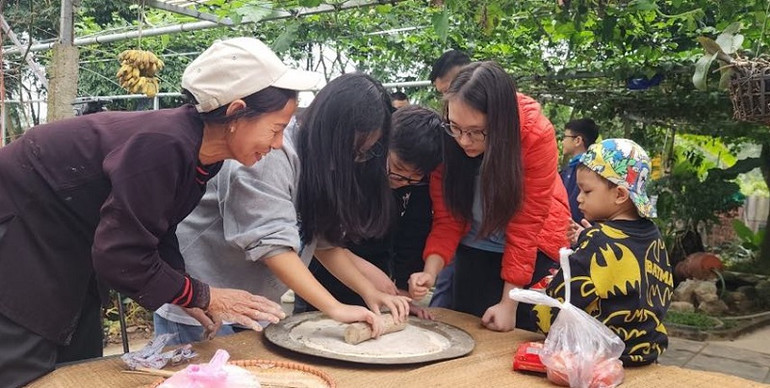 Học sinh thực hành các công đoạn làm chè lam.