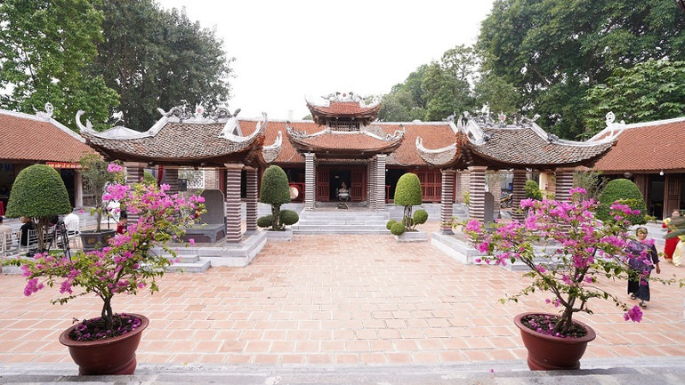 Đình Chèm, Di tích Quốc gia đặc biệt nằm bên bờ sông Hồng.