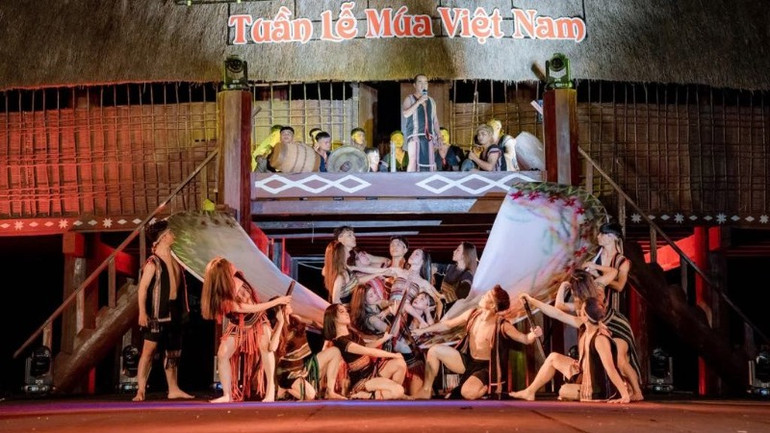 Vở múa sử dụng ngôn ngữ múa đương đại kết hợp các điệu múa dân tộc. (Ảnh: Ban tổ chức) Vở múa sử dụng ngôn ngữ múa đương đại kết hợp các điệu múa dân tộc. (Ảnh: Ban tổ chức)