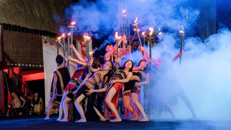 Vở múa "SESAN" được dựng theo phương pháp sáng tạo tương tác và ngẫu hứng. (Ảnh: Ban tổ chức) Vở múa "SESAN" được dựng theo phương pháp sáng tạo tương tác và ngẫu hứng. (Ảnh: Ban tổ chức)