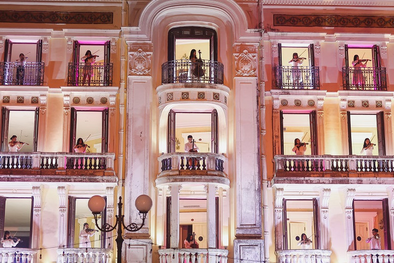 Phần biểu diễn âm nhạc của các nghệ sĩ từ các ô cửa của Nhà hát. (Ảnh: Đoàn Thăng Long)