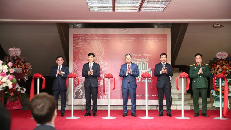 Các đại biểu cắt băng khai mạc Triển lãm. (Ảnh: NAM NGUYỄN)