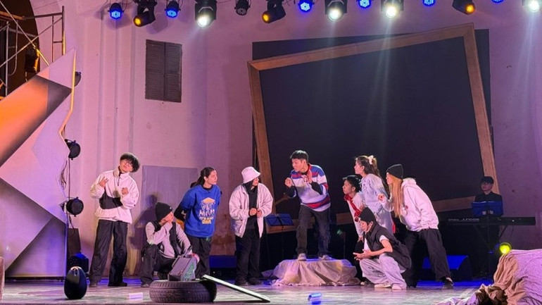 Chương trình bắt đầu từ câu chuyện nhóm bạn trẻ tình cờ phát hiện một sân khấu nhỏ bị lãng quên. (Ảnh: NHTT)