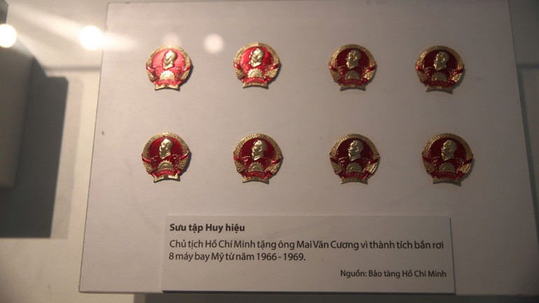 Sưu tập Huy hiệu Chủ tịch Hồ Chí Minh tặng ông Mai Văn Cương vì thành tích bắn rơi 8 máy bay Mỹ từ năm 1966-1969. (Ảnh: NAM NGUYỄN)