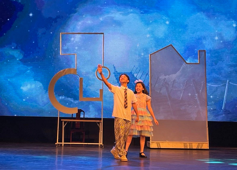 Bé Nam Phong (bên trái) và bé Yến Nhi vào vai Thiện Nhân và Bé Mai.