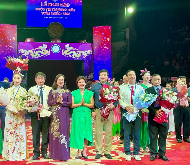 Đại diện Ban tổ chức tặng hoa các thành viên Hội đồng Giám khảo. (Ảnh: Trang Anh)