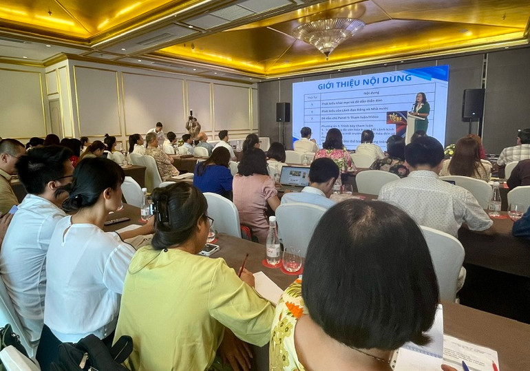 Quang cảnh buổi gặp gỡ báo chí.