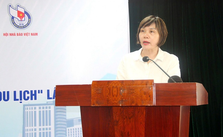 Nhà báo Đỗ Thị Thu Hằng, Ủy viên Ban Thường vụ, Trưởng Ban Nghiệp vụ Hội Nhà báo Việt Nam báo cáo công tác chấm sơ khảo. (Ảnh: Ban tổ chức)