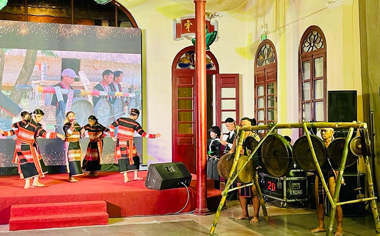 Trình diễn cồng chiêng Tây Nguyên tại chương trình.