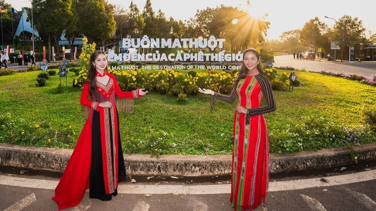 Hoa hậu Đinh Thị Hoa và Hoa hậu H'Hen Niê đảm nhận vai trò là đại sứ truyền thông của Lễ hội. (Ảnh: Ban tổ chức)