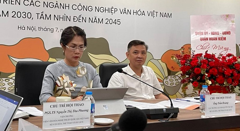 Phó giáo sư, Tiến sĩ Nguyễn Thị Thu Phương, Viện trưởng Viện Văn hóa Nghệ thuật quốc gia Việt Nam và Cục trưởng Cục Bản quyền tác giả Trần Hoàng chủ trì hội thảo.