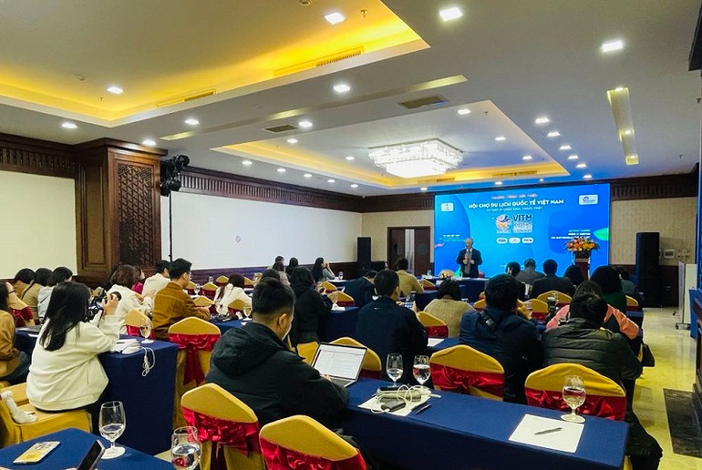 Toàn cảnh buổi gặp gỡ báo chí.