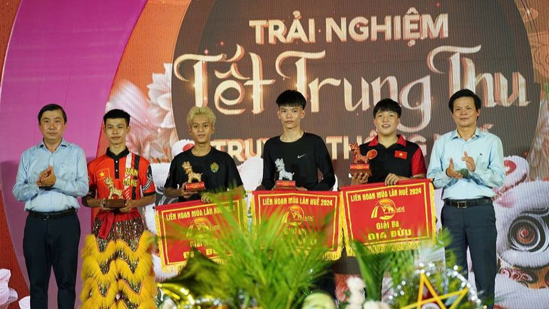 Trao giải Liên hoan Múa lân Huế 2024. (Ảnh: Ban tổ chức)