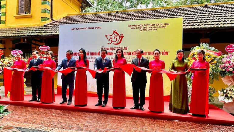 Cắt băng khai mạc Triển lãm. (Ảnh: Linh Tâm)