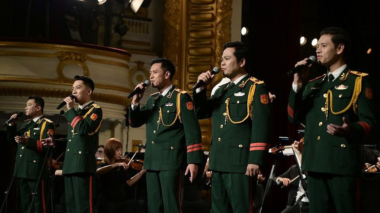 Nhóm Áo lính biểu diễn đầy xúc cảm.
