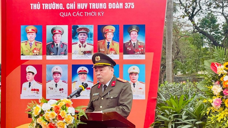 Đại tá Trịnh Công Rụy, Trung đoàn trưởng Trung đoàn 375, phát biểu.